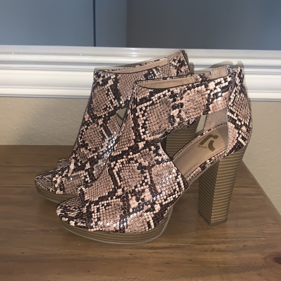 Open-toed snakeskin heels - Picture 2 of 4